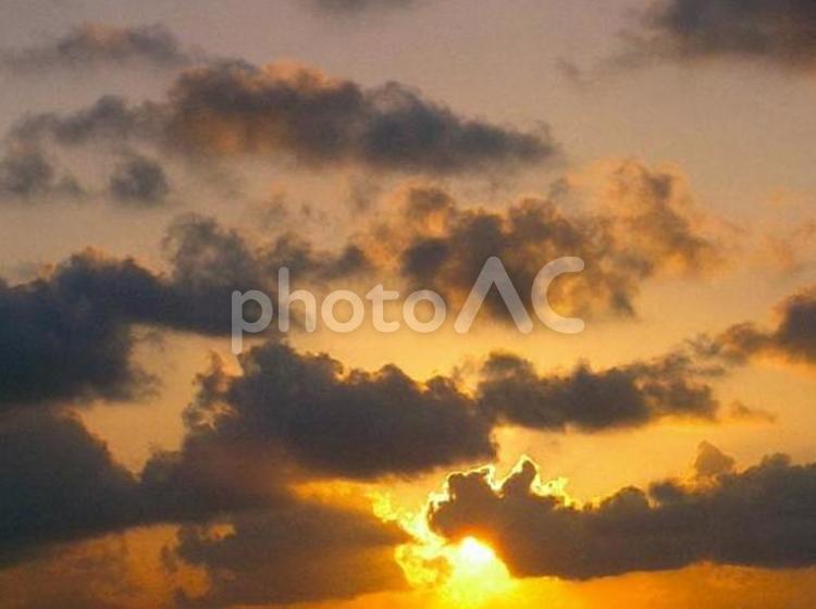 空　雲　夕焼け空　夕陽　美しい　綺麗 オレンジ色,夕焼け,夕日の写真素材