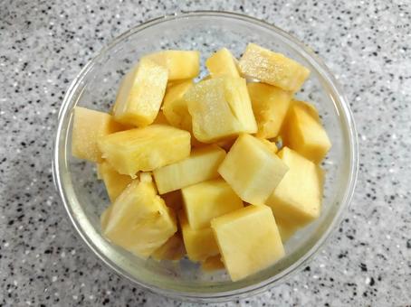 Cut pineapple container, JPG