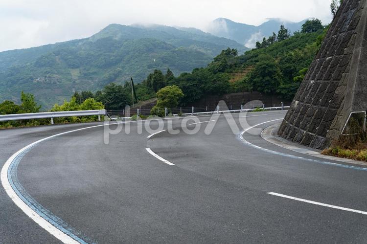 山を縫うように走るカーブの道路 道路,山,道の写真素材