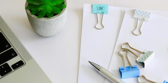 ビジネス 書類の作成 デスクワーク ビジネス 書類の作成 デスクワーク ビジネスイメージ,デスクワーク,オフィスワークの写真素材