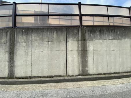コンクリ壁と防音フェンス コンクリ壁と防音フェンスの写真