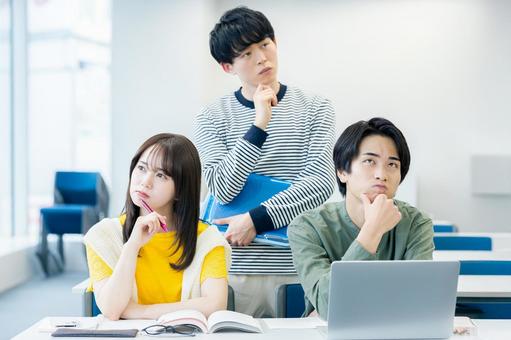 教室で悩む学生 大学生,悩む,教室の写真素材