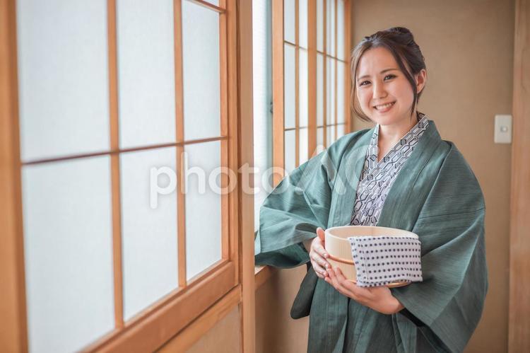 温泉旅行に来て窓の外を眺める女性（風呂桶） 温泉,旅行,温泉旅館の写真素材