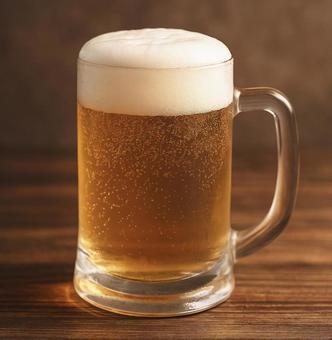 泡たっぷりの冷えた生ビールの写真
