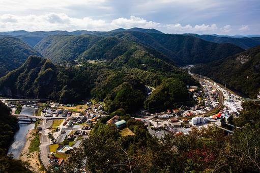 山々に抱かれた日本の谷間の集落と鉄道 山並み,集落,街並みの写真素材
