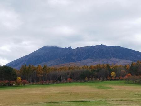 秋の草原と山 秋の草原と山の写真