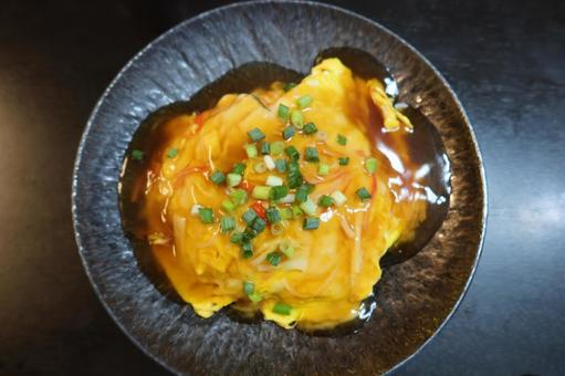 自家製天津飯と薬味ネギ(引き撮影) 自家製天津飯と薬味ネギ(引き撮影) 天津飯,中華,玉子の写真素材