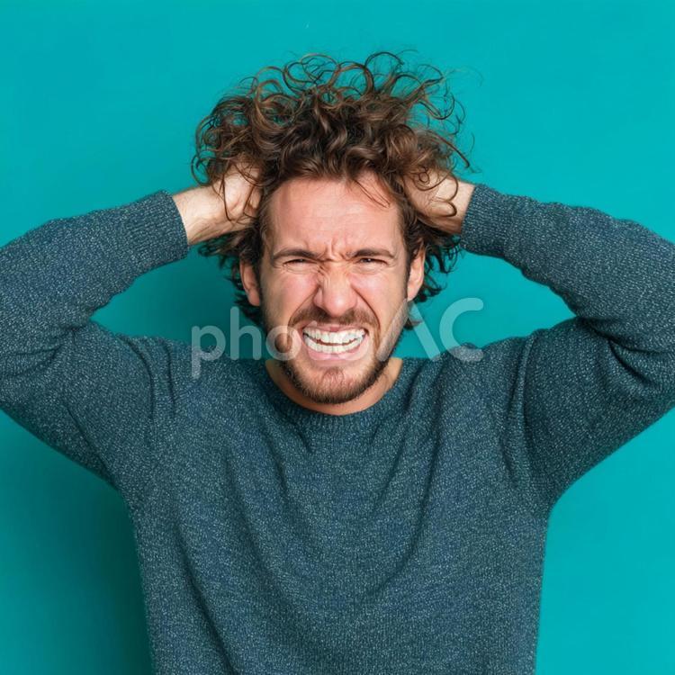 悩んで頭を抱える男性 男性,困る,悩むの写真素材