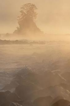 濃い気嵐に浮かぶ女岩_縦 雨晴海岸,女岩,富山の写真素材