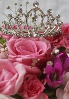 華やかティアラとピンク色の薔薇　縦構図 ティアラ,花,ウェディングの写真素材