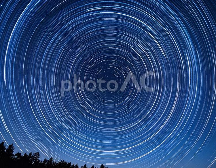 弧を描く星空背景素材 星空,円,星の写真素材
