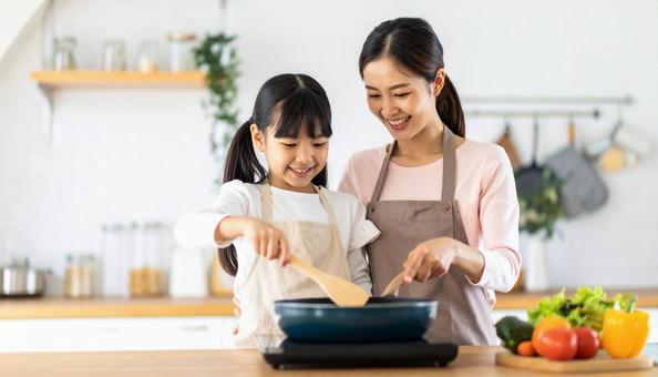 料理をする親子 料理をする親子の写真