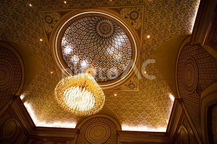 煌びやかな天井とシャンデリア 天井,シャンデリア,ドームの写真素材