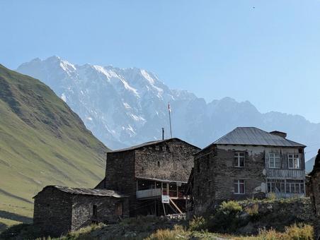 コーカサスの雪山とウシュグリ村 ウシュグリ村,スヴァネティ地方,雪山の写真素材