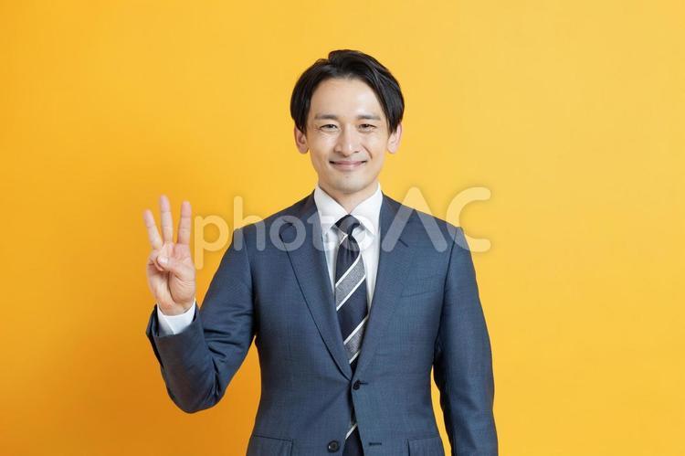 3本指を立てるビジネスマン イケメン,ハンサム,プロフィール写真の写真素材