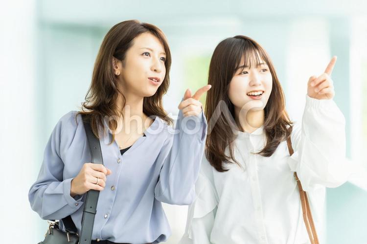 並んで歩く2人のビジネスウーマン 女性,ビジネス,ビジネスウーマンの写真素材