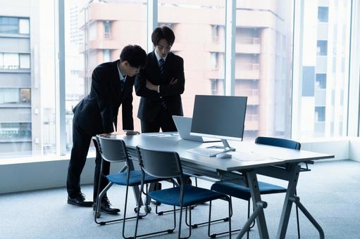 打ち合わせするビジネスマン ビジネスマン,打ち合わせ,オフィスの写真素材