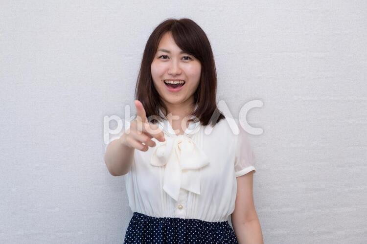 指を指している笑顔の女性 女性,笑顔,olの写真素材