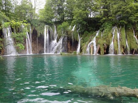 湖群国立公園　透き通った湖面 クロアチア,プリトヴィツェ湖群国立公園,滝の写真素材