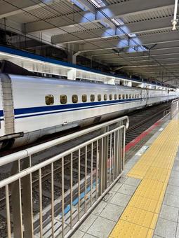 博多駅で出発を待つ東京行きのぞみ 博多駅で出発を待つ東京行きのぞみ n700,新幹線,山陽の写真素材