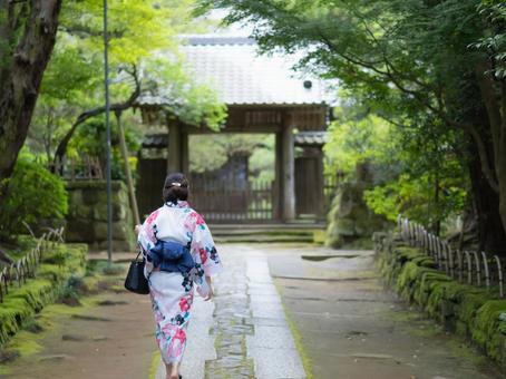 32:観光する浴衣の女性 32:観光する浴衣の女性 浴衣,ゆかた,観光の写真素材