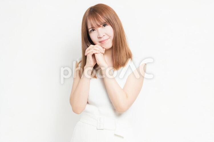 お願いのジェスチャーをする若い女性 女性,お願い,ポーズの写真素材