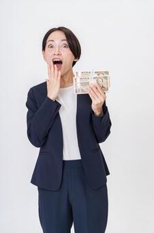 お金を持つ女性 お金,現金,紙幣の写真素材