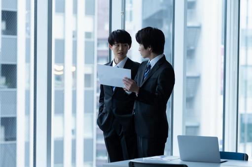 打ち合わせするビジネスマン ビジネスマン,打ち合わせ,オフィスの写真素材