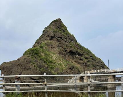 北海道の海岸にそびえる岩山の風景 北海道,風景,自然の写真素材