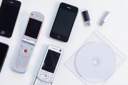 ガラケーとUSBとCD-R ガラケーとUSBとCD-R スマホ,スマートフォン,白背景の写真素材
