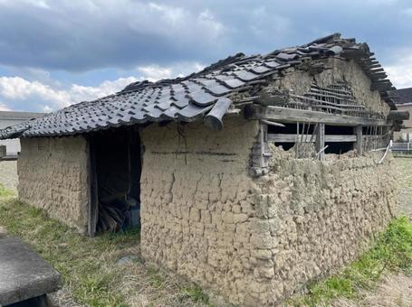農機具小屋 廃屋 土壁 崩れそう 農機具小屋 廃屋 土壁 崩れそうの写真