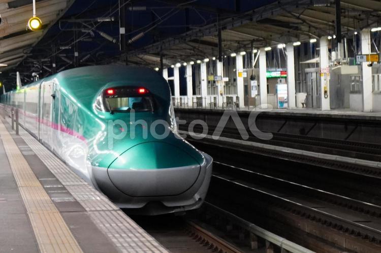 古川駅に停車中の東北新幹線Ｅ５系やまびこ 新幹線,東北新幹線,鉄道の写真素材