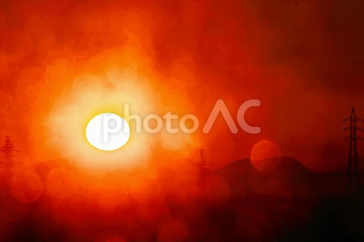 病棟の汚れた窓ガラス越しに見た朝陽 朝陽,朝日,アップの写真素材