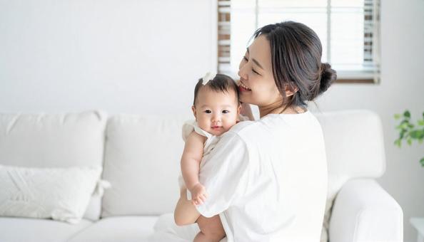 赤ちゃんを抱っこする日本人お母さん 赤ちゃんを抱っこする日本人お母さんの写真