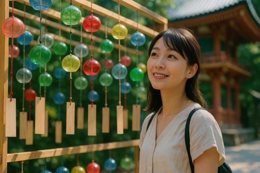 風鈴を見上げる旅行者の写真