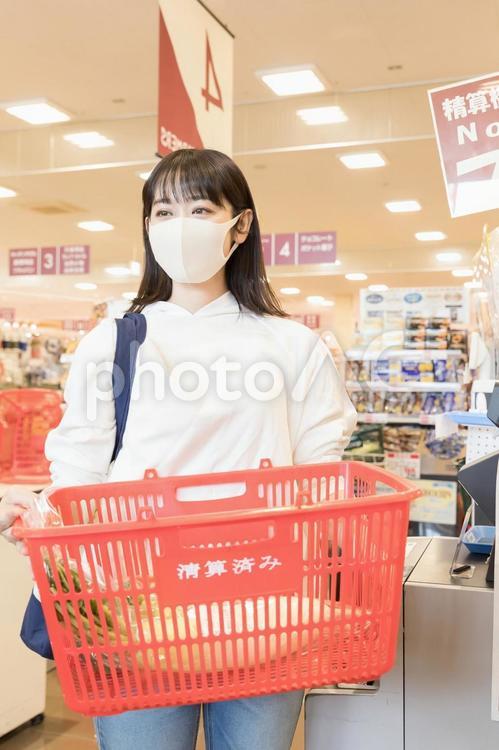 スーパーで会計を済ませた女性 スーパー,女性,日本人の写真素材
