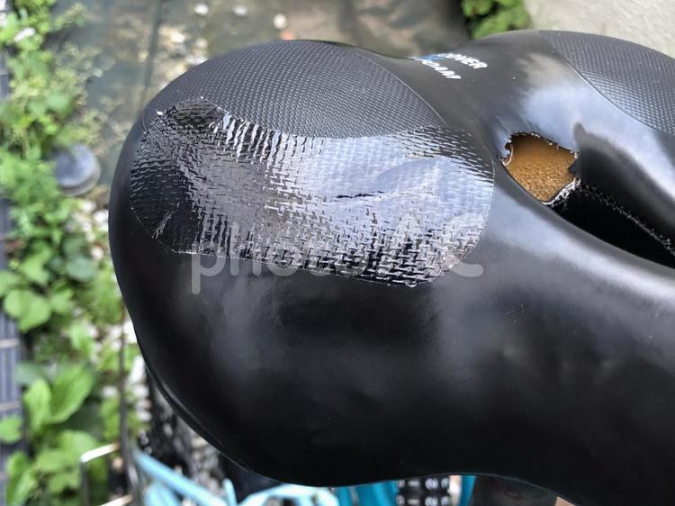 ファイバーテープを使ってサドルの補修 自転車,椅子,修理の写真素材