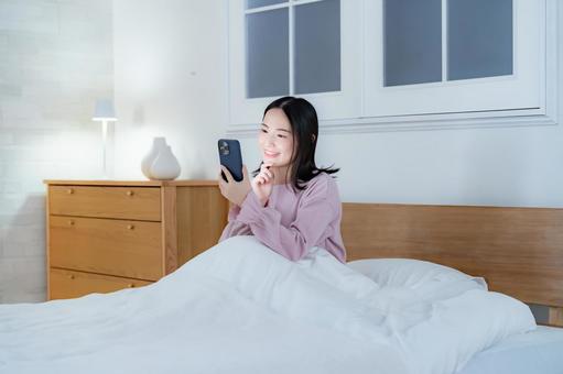 夜に携帯を見る女性 携帯,携帯電話,トラブルの写真素材