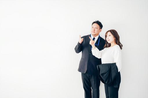 二人で指を指すビジネスパーソン 二人で指を指すビジネスパーソン 環境,目的,転職活動の写真素材