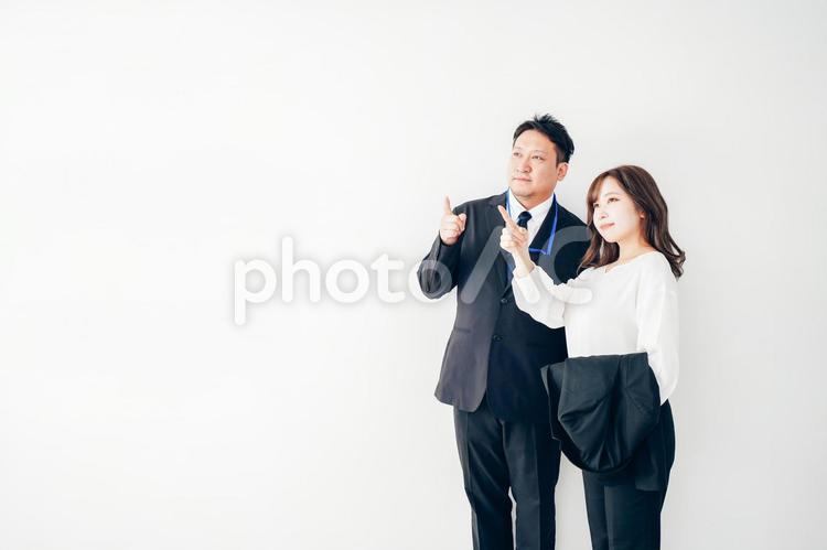 二人で指を指すビジネスパーソン 環境,目的,転職活動の写真素材