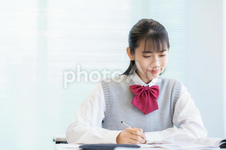 学校で勉強をする女子高生 教育,塾,勉強の写真素材