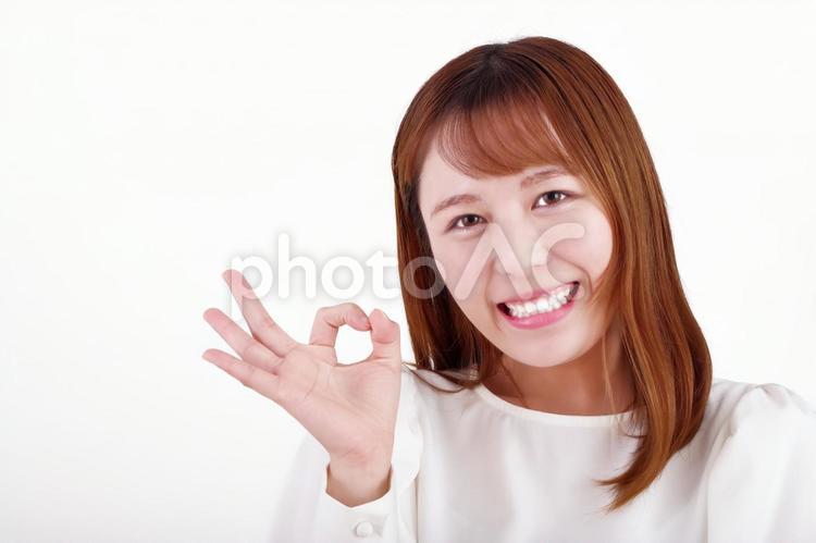 OKのジェスチャーをする若い女性 ok,オッケー,オーケーの写真素材