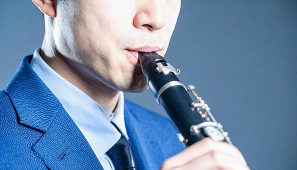 ファゴットを演奏するアジア人男性の写真