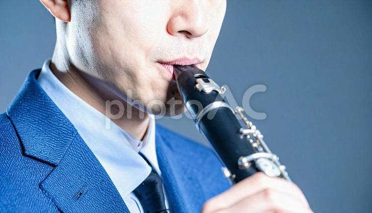 ファゴットを演奏するアジア人男性 ファゴット,男性,演奏の写真素材