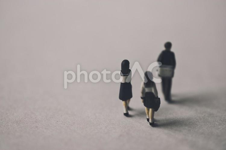 ミニチュアの男女学生 人形,人物,男女の写真素材