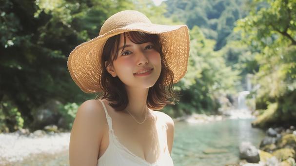 夏の深緑と渓流沿いの遊歩道と若い女性 夏の深緑と渓流沿いの遊歩道と若い女性の写真