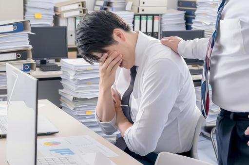 泣いているビジネスマンと散乱したオフィス 激務,多忙,忙殺の写真素材
