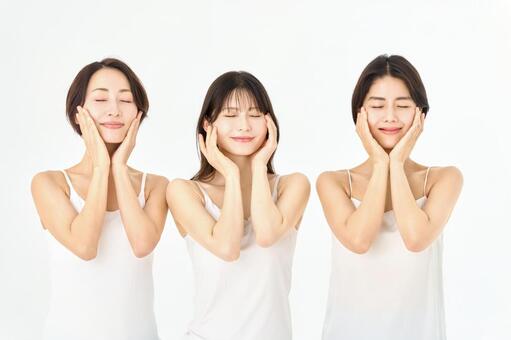 目を閉じスキンケアする3人の女性　美容 女性,美容,スキンケアの写真素材