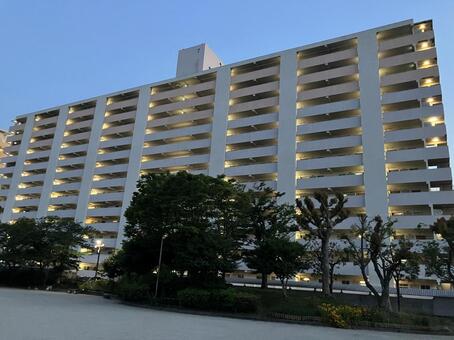 夕暮れの団地風景 団地,集合住宅,マンションの写真素材