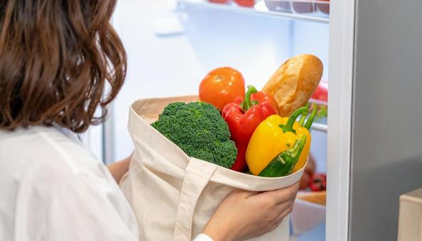 エコバッグから野菜を取り出し冷蔵庫へ エコバッグから野菜を取り出し冷蔵庫への写真